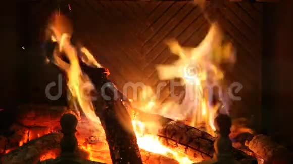 古老壁炉中的圆木柴烧高清视频视频的预览图