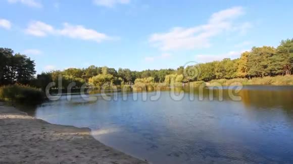 晴天公园里蓝天和宁静的湖视频的预览图