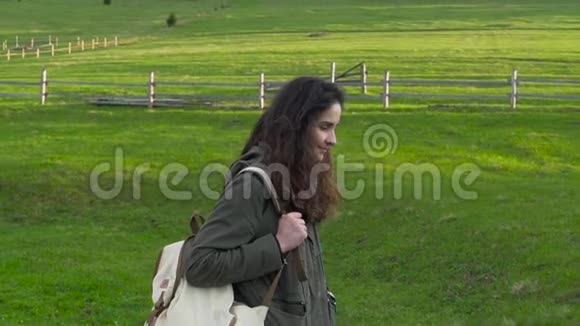 女孩在山谷乡村散步视频的预览图