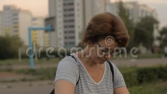 戴眼镜的女人骑着自行车在户外翻滚视频的预览图