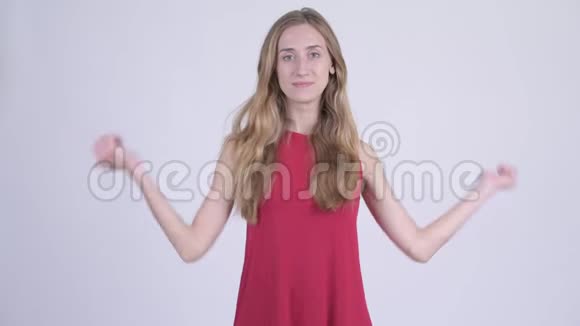 年轻迷茫的金发女郎在竖起大拇指和大拇指之间做出选择视频的预览图