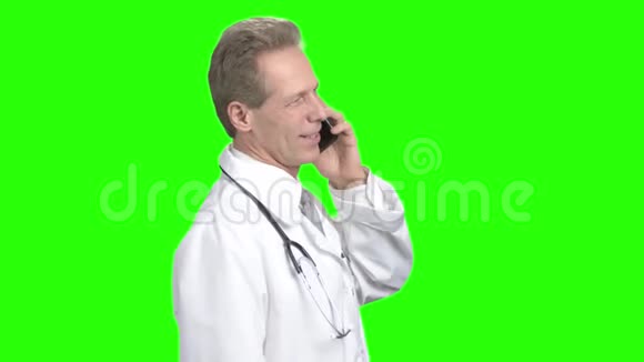 医生打电话侧视视频的预览图