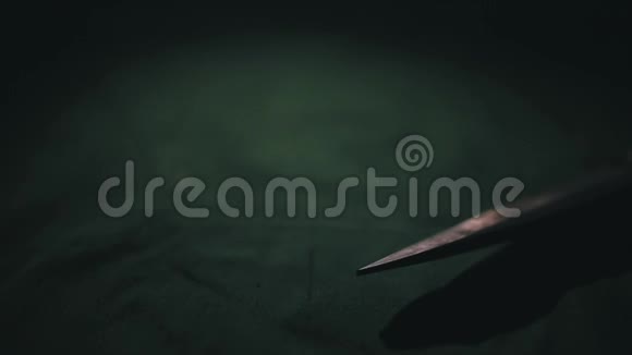 剪刀隔离在黑色背景上视频的预览图