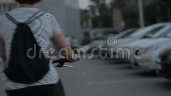 女人晚上骑自行车视频的预览图