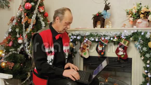 使用笔记本电脑的人圣诞装饰视频的预览图