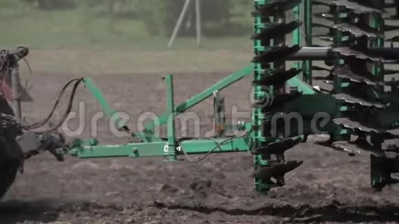 机器在农场收获大豆视频的预览图