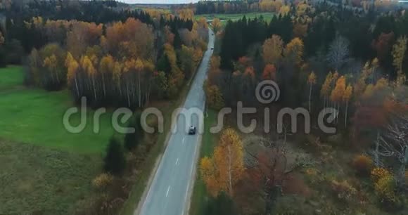 黑车在Sigulda的路上行驶桥秋路无人驾驶飞机黄林视频的预览图