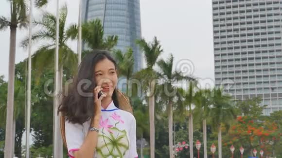 越南女孩在打电话丹南城视频的预览图