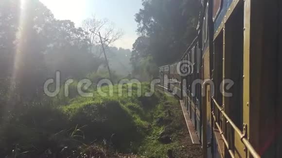 火车车窗后面经过的风景印度高清视频的预览图