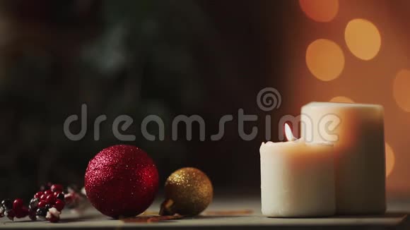 特写镜头在圣诞树模糊的灯光背景下圣诞蜡烛熄灭了蜡烛的烟视频的预览图
