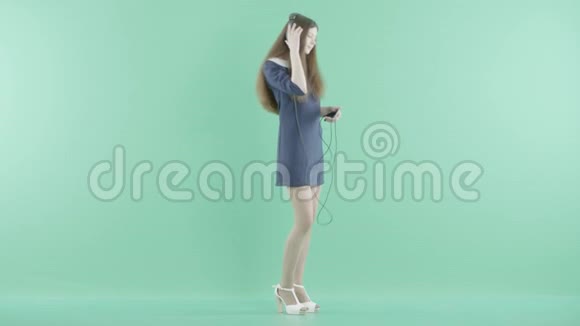 一个女孩头上戴着耳机跳舞视频的预览图