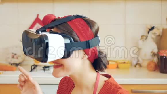 穿着紧身衣的女孩透过虚拟现实眼镜视频的预览图