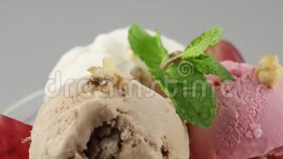 杯子里的圣代冰淇淋视频的预览图