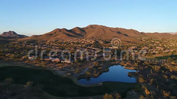 空中亚利桑那高尔夫球场后退视频的预览图