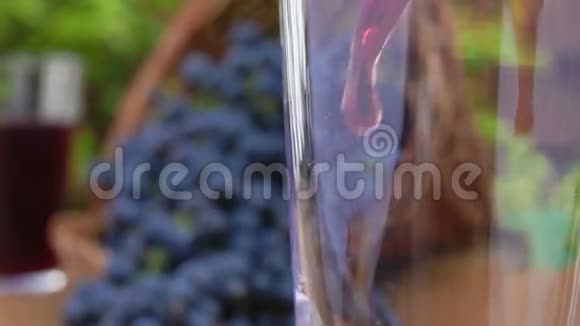 葡萄汁倒在玻璃杯里视频的预览图