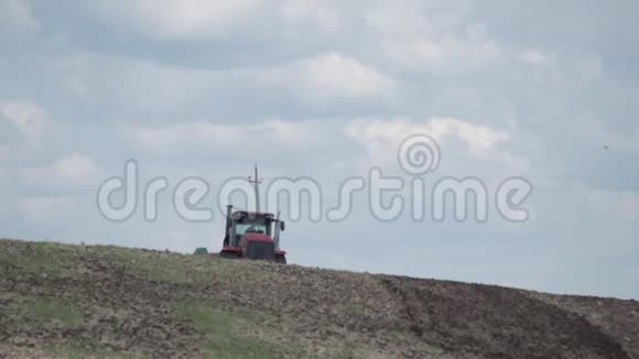 农业机械在夏季将肥料撒在耕地土壤上种植农作物蓝天视频的预览图
