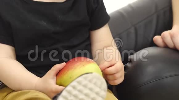 宝宝吃苹果挨着妈妈白色背景关门视频的预览图