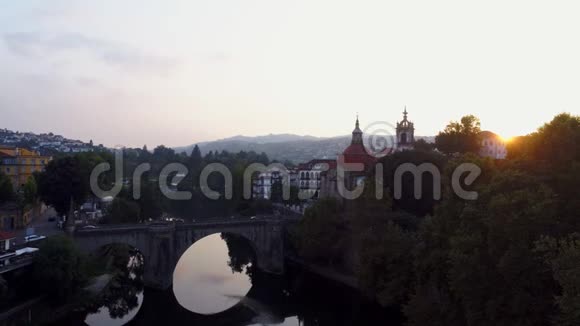 在山上俯瞰葡萄牙古城视频的预览图
