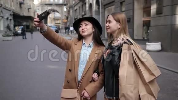 快乐的女人在电话购物后自拍视频的预览图