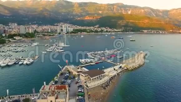 码头上的游艇从上面看Budva黑山视频的预览图