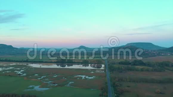 巴莱顿湖附近匈牙利火山景观的无人机航拍片视频的预览图
