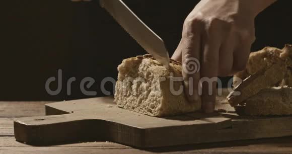 一个面包师给他切一块白面包视频的预览图