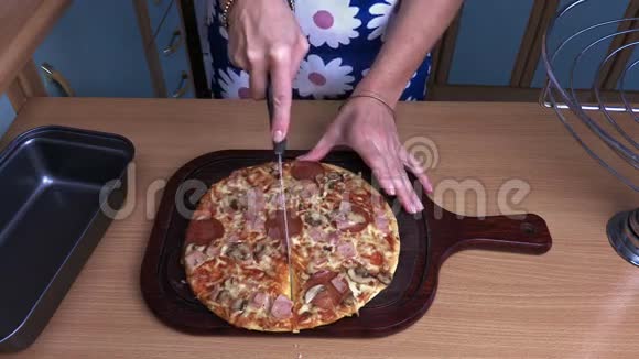 想分披萨的女人视频的预览图