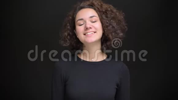 年轻的白种人女模特在镜头前微笑着修头发的特写照片视频的预览图