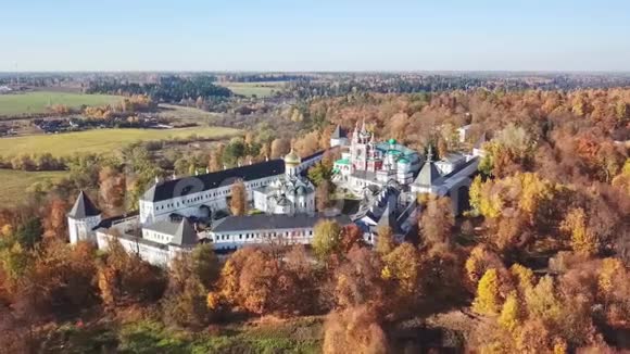 兹维尼戈罗德萨维诺斯托罗舍夫斯基修道院的空中景观视频的预览图