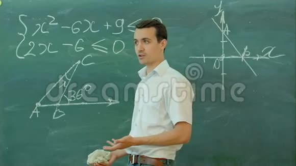 男老师在教室里洗黑板视频的预览图