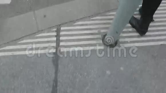 穿过街道的人视频的预览图