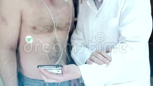 一位医生在手机上显示了心脏电图视频的预览图