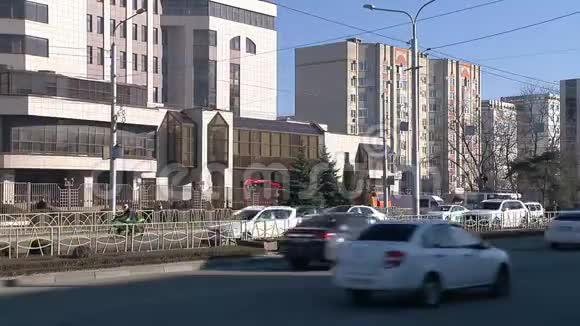 有车的市街俄罗斯斯塔夫罗波尔视频的预览图