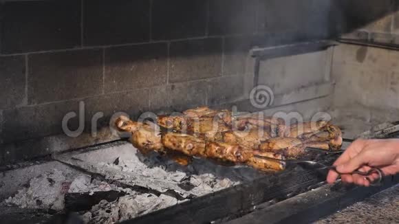 在烤肉上做饭照片特写景深较浅视频的预览图