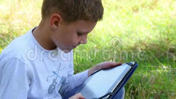 快乐的男孩用平板电脑视频的预览图