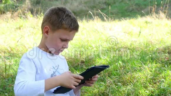 快乐的男孩用平板电脑视频的预览图