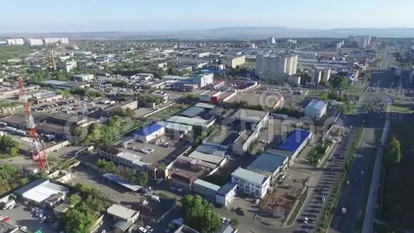 市中心有车的街道俄罗斯斯塔夫罗波尔视频的预览图