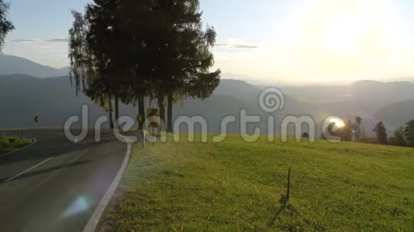 奥地利阿尔卑斯山的山路全景山和绿色草地视频的预览图