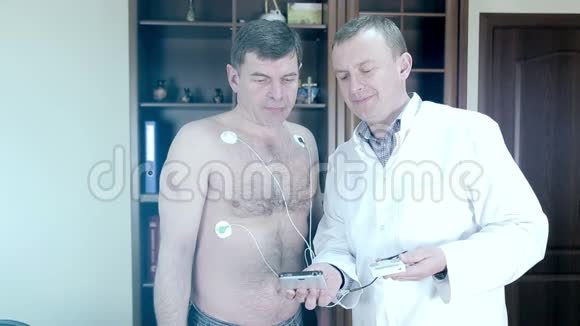 一位医生在手机上显示了心脏电图视频的预览图