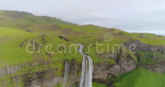 冰岛瀑布Seljalandsfoss视频的预览图