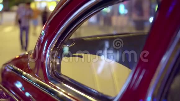 汽车复古玻璃中灯具的美丽倒影人们在汽车背景下走在街上夜间灯被反射视频的预览图