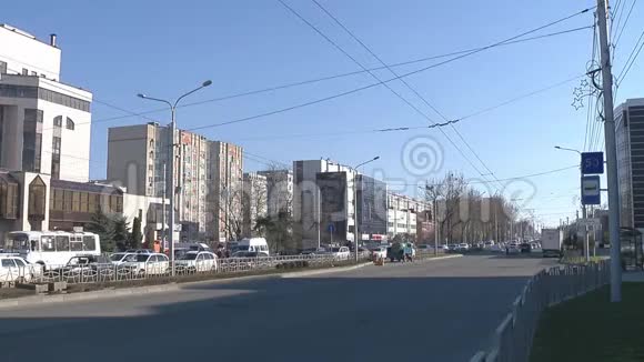 有车的市街俄罗斯斯塔夫罗波尔视频的预览图