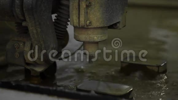 喷水切割金属视频的预览图