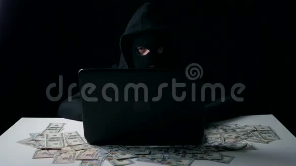 巴拉克拉瓦的黑客赚钱网络犯罪视频的预览图