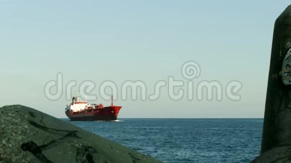 开往黑海的油轮视频的预览图