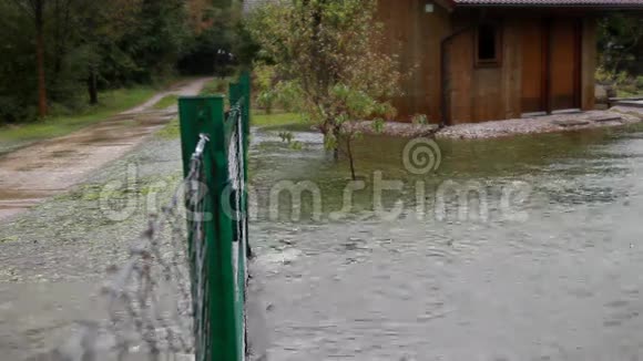 一座被洪水淹没的房子视频的预览图