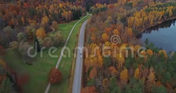 黑车在Sigulda的路上行驶桥秋路无人驾驶飞机黄林视频的预览图