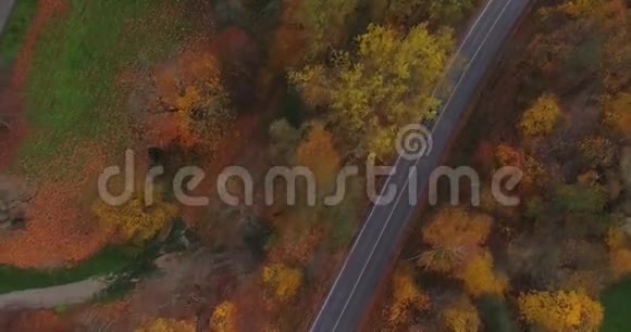 黑车在Sigulda的路上行驶桥秋路无人驾驶飞机黄林视频的预览图