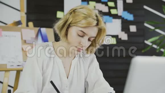 年轻女性在办公室工作带着平板电脑视频的预览图