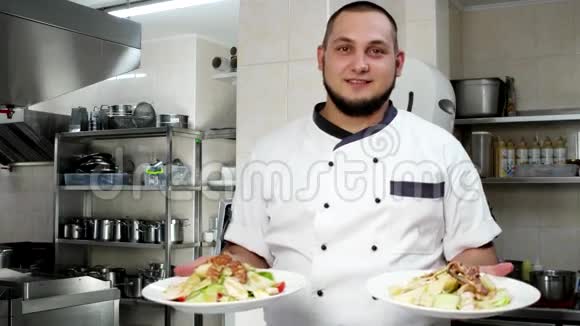 厨师的肖像厨师拿着沙拉的盘子准备好的膳食展示看着镜头微笑的厨师在厨师视频的预览图
